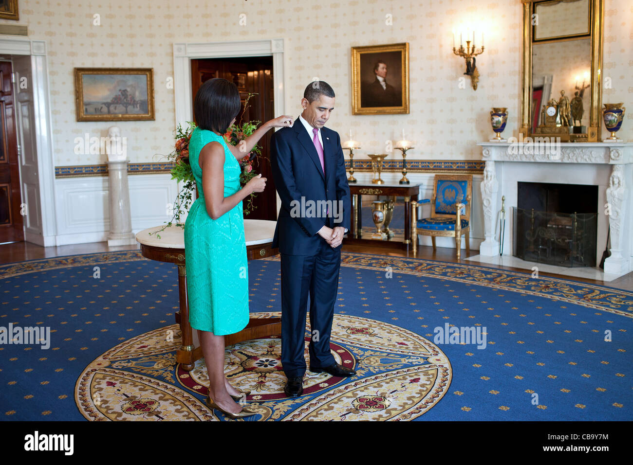 Präsident Barack Obama und First Lady Michelle Obama warten im Blue Room des weißen Hauses vor Gruß Empfänger der 2010 National Medal of Arts und National Humanities Medal 2. März 2011 in Washington, DC. Stockfoto