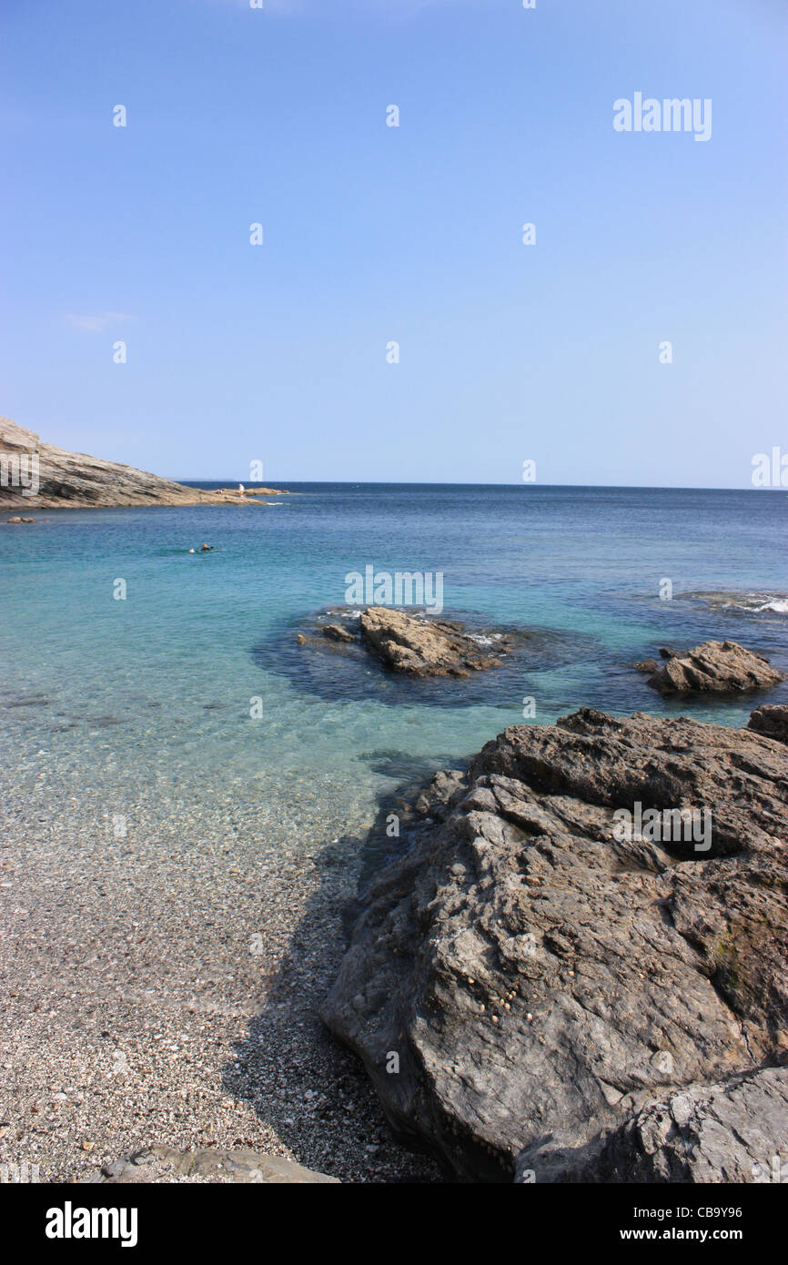 Flut Prussia Cove, Cornwall. mit einem sehr flachen Meer so schönen türkisblauen Farben und viel blau seht Stockfoto