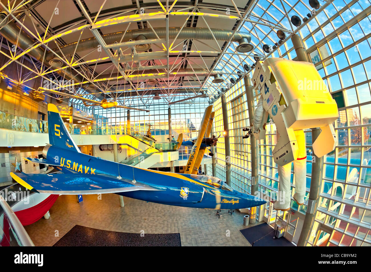 Wiege der Luftfahrt Luft- und Raumfahrt-Museum, F11 Jet & EVA Astronaut von  Atrium Lobby Decke, New York, abgehängt Dämmerung 2011-12-02  Stockfotografie - Alamy