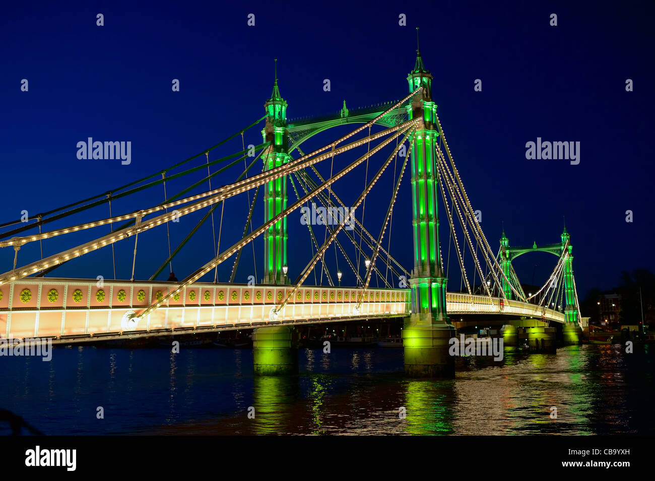 Albert-Brücke über die Themse, London, England, UK, nachts beleuchtet Stockfoto