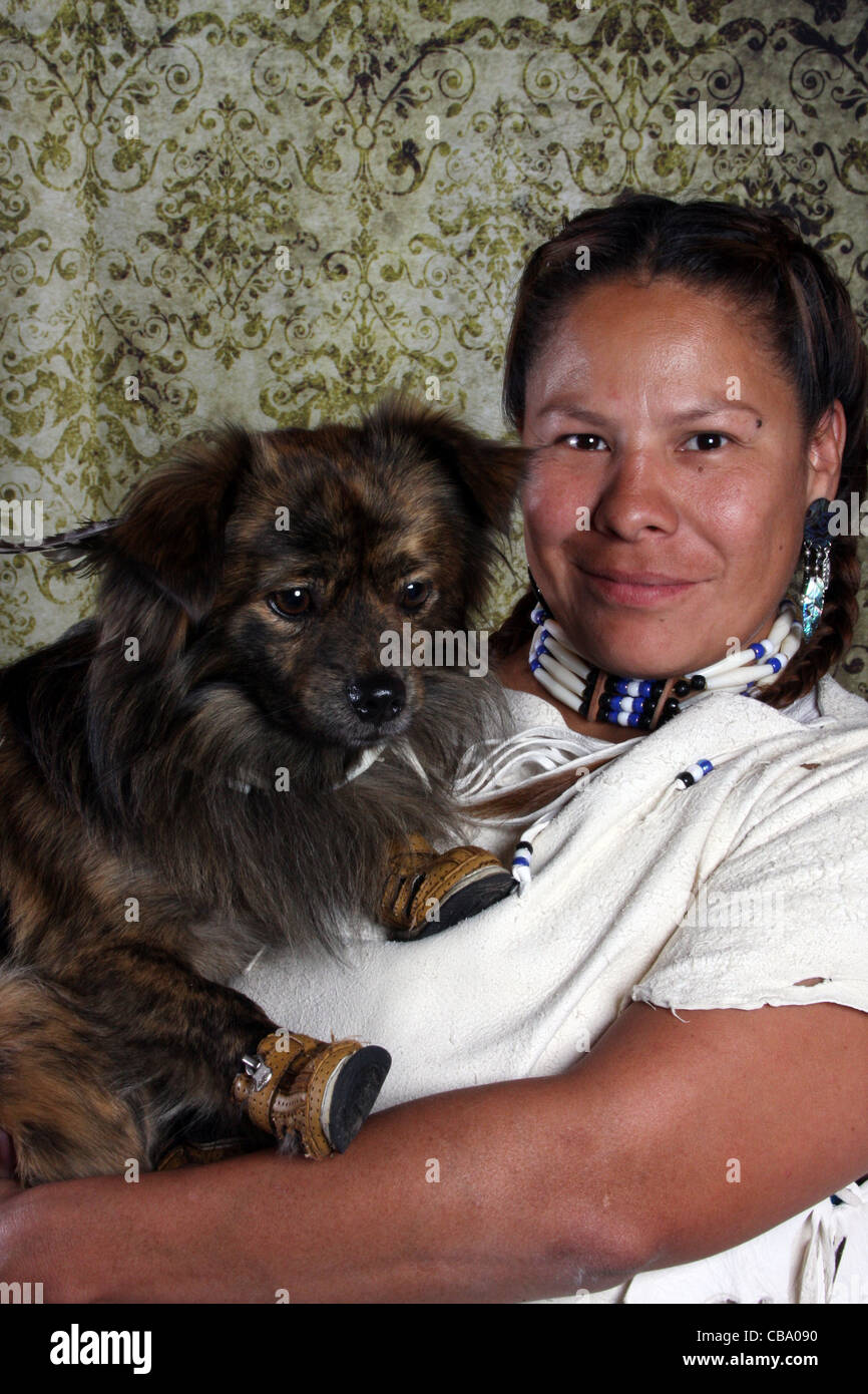 Ein Indianer Lakota Sioux indische Frau und Hund trägt Mokassins Stockfoto