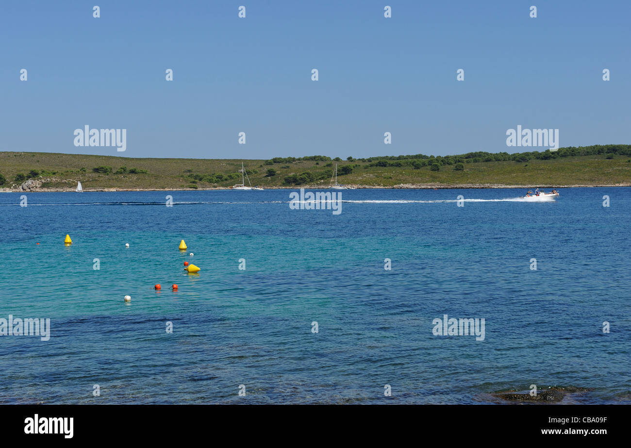 mit dem Schnellboot, Bojen und Navigation Marker in Fornells Bucht Menorca Spanien Stockfoto