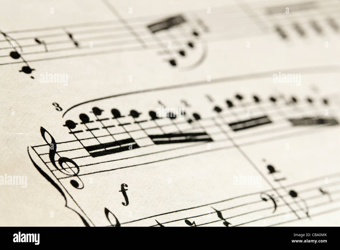 Noten-Abstract über Vintage-Papier, selektiven Fokus auf Violinschlüssel Stockfoto