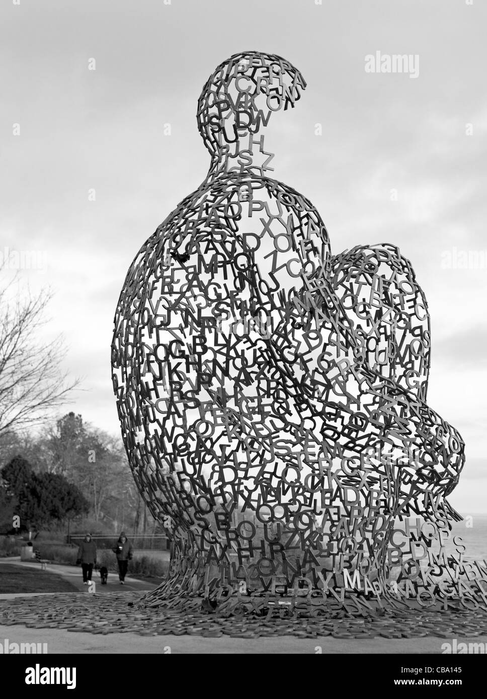 Spillover ll von Jaume Plensa ist eine Skulptur in Shorewood, Wisconsin ganz aus Metall Buchstaben des Alphabets. Stockfoto