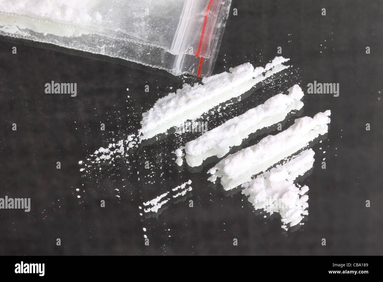 Kokain-Linien und Tasche mit Kokain, Nahaufnahme Stockfoto