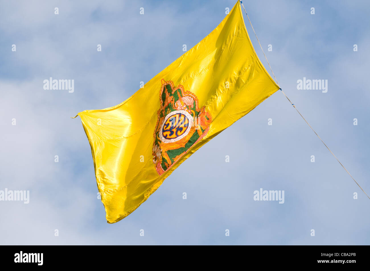 Fahnen mit dem Monogramm des HM König Bhumipol Adulyadej von Thailand, ausgesetzt der Luft. Stockfoto