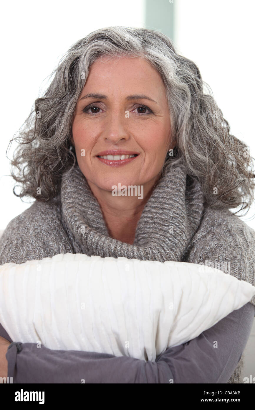 ältere grauhaarige Frau lächelnd Stockfoto