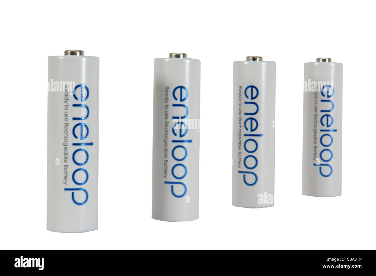 Perspektivische Ansicht einer Gruppe von 4 Sanyo Eneloop NiMH langlebige Akkus isoliert auf weißem Hintergrund Stockfoto