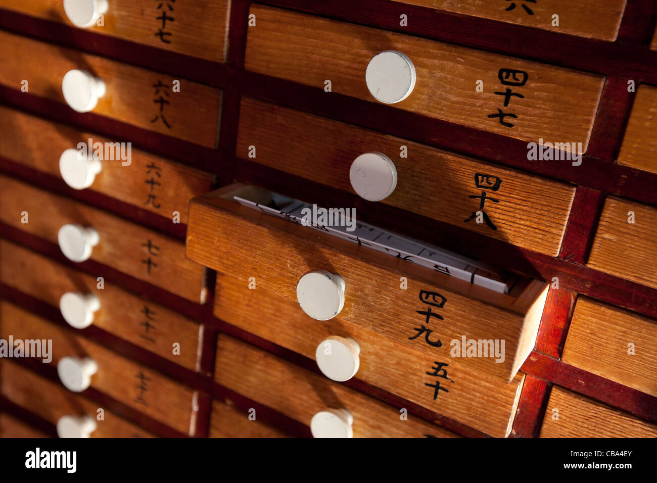 Schubladen mit Wahrsagerei Flugblätter, bekannt als Omikuji, Senso-Ji Tempel in Asakusa Bezirk von Tokio, Japan. Stockfoto