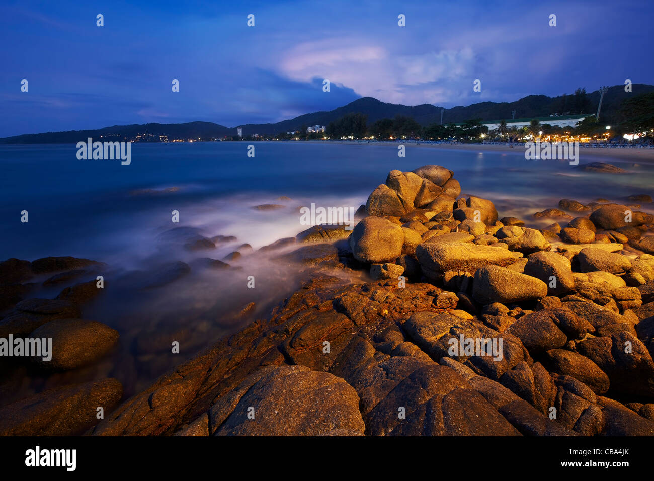 Blick auf Karon Strand im Morgengrauen. Insel Phuket, Thailand. Langzeitbelichtung (2 Minuten) erschossen. Stockfoto