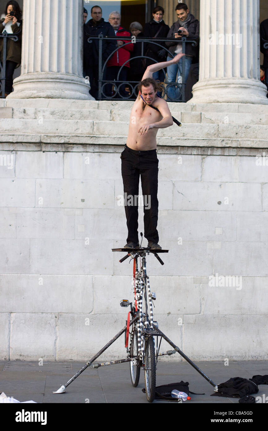 Ein Schlangenmensch Straßenkünstler in Trafalgar Square in London Stockfoto