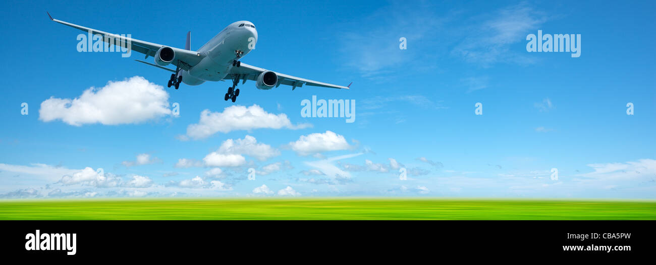 Jet-Flugzeug am Himmel. Panorama-Komposition in hoher Auflösung. Stockfoto
