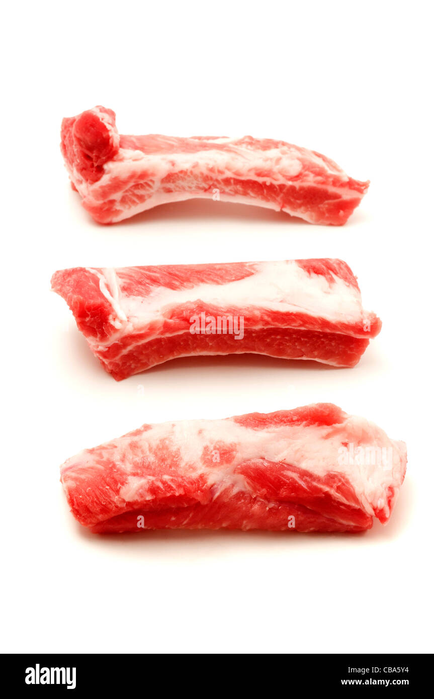 Rohes Schweinefleisch Spareribs auf weißem Hintergrund Stockfoto