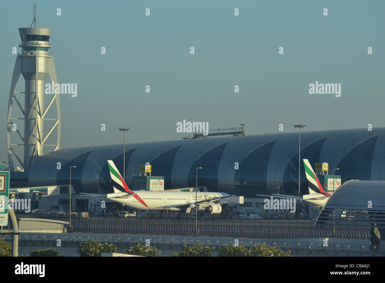 Emirates-Flugzeugen und dem Kontrollturm am Flughafen Dubai DXB, Vereinigte Arabische Emirate Stockfoto