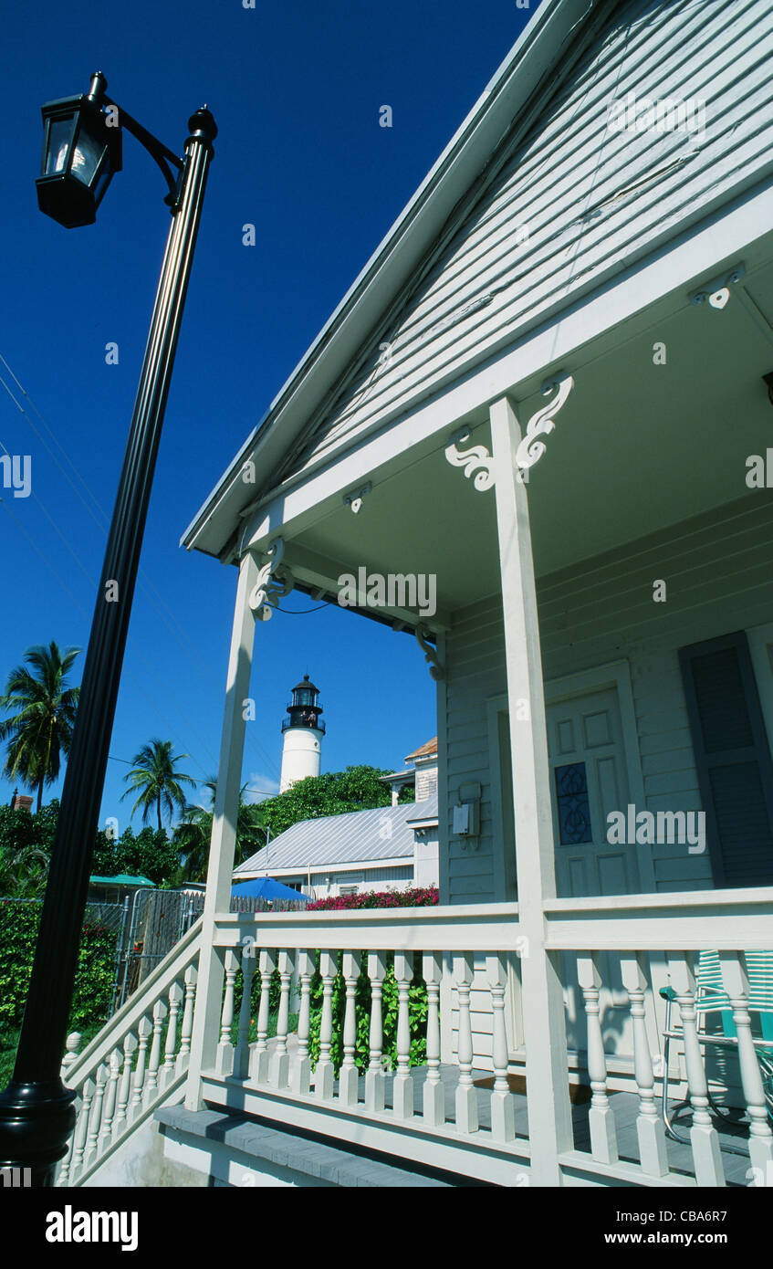 Leuchtturm und traditionellen Conch Zuhause in Truman Avenue von Key West, Florida Keys, Florida Stockfoto
