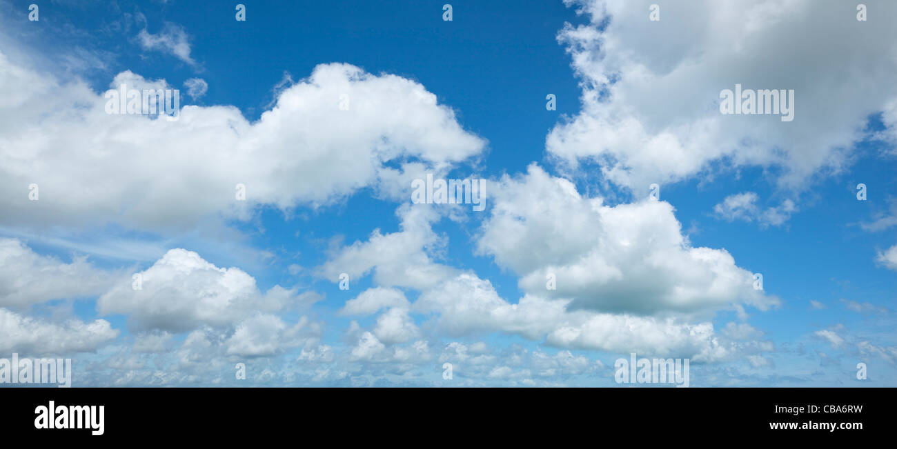 Blick auf einen blauen Wolkenhimmel. Panorama-Komposition in hoher Auflösung. Stockfoto