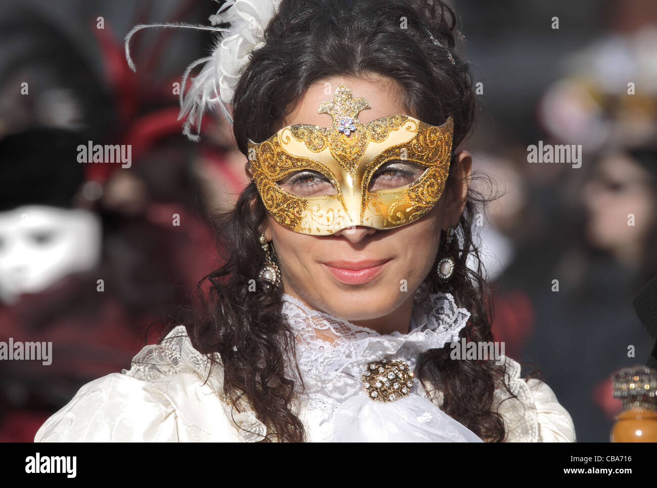 Unbekannte Teilnehmer tragen traditionelle Maske und Kostüm während des berühmten venezianischen Karnevals. Stockfoto