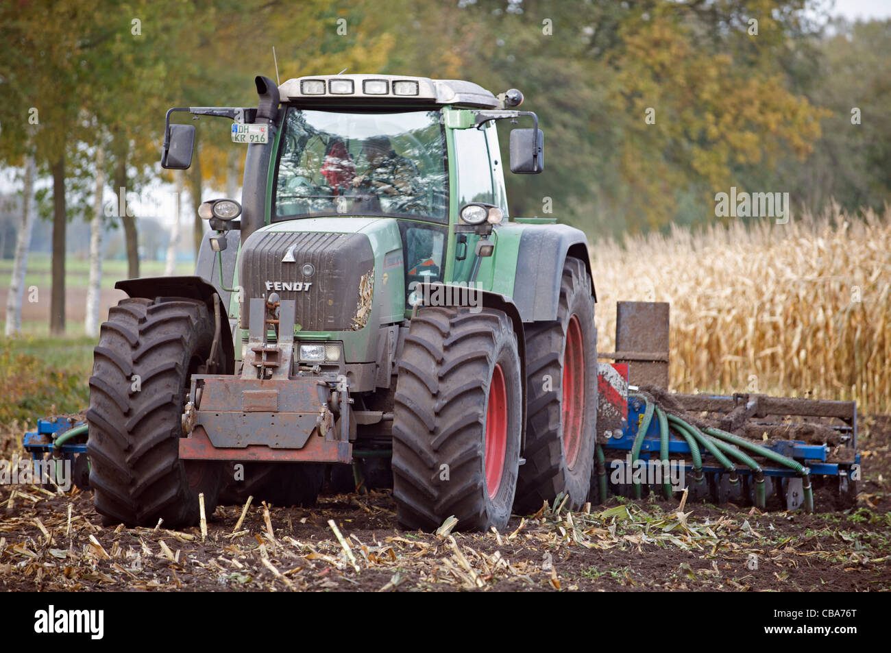Deutsche Bauern fahren ein deutsches Land bewirtschaften gemacht Fendt Traktor Stockfoto