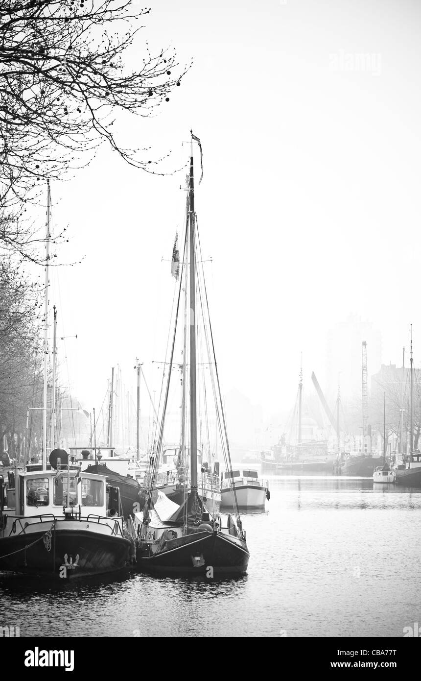 Schiffe am nebligen Tag im zeitigen Frühjahr im Hafen - schwarz / weiß Bild Stockfoto