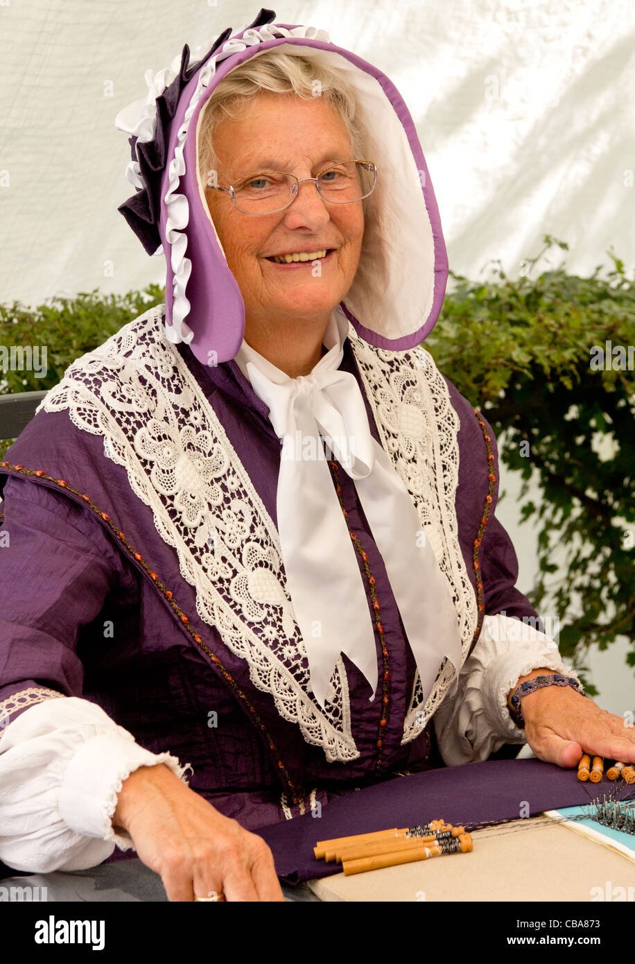 Frau in niederländischer Tracht in Veere historischer Markt - Walcheren, Zeeland, Niederlande Stockfoto