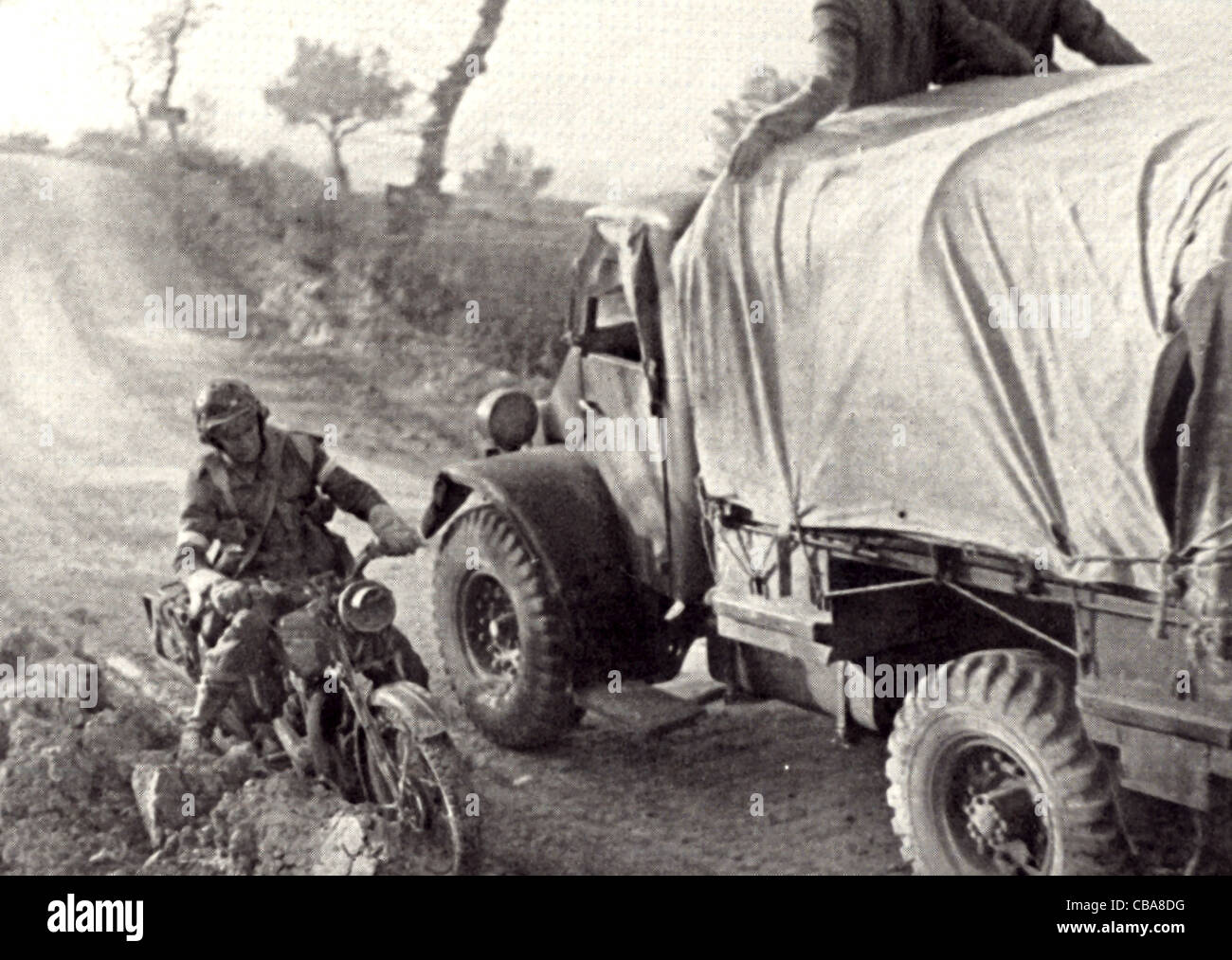 Ein Brite Versand Kurier übergibt einen LKW auf einer italienischen Straße. WW11. Stockfoto