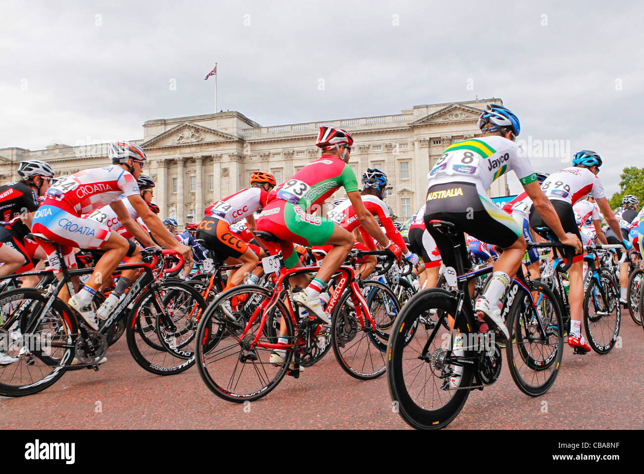14.08.2011 der London Surrey Zyklus Klassiker. Teil der London bereitet Serie. Fahrer zu nähern Buckingham Palace zu Beginn Stockfoto