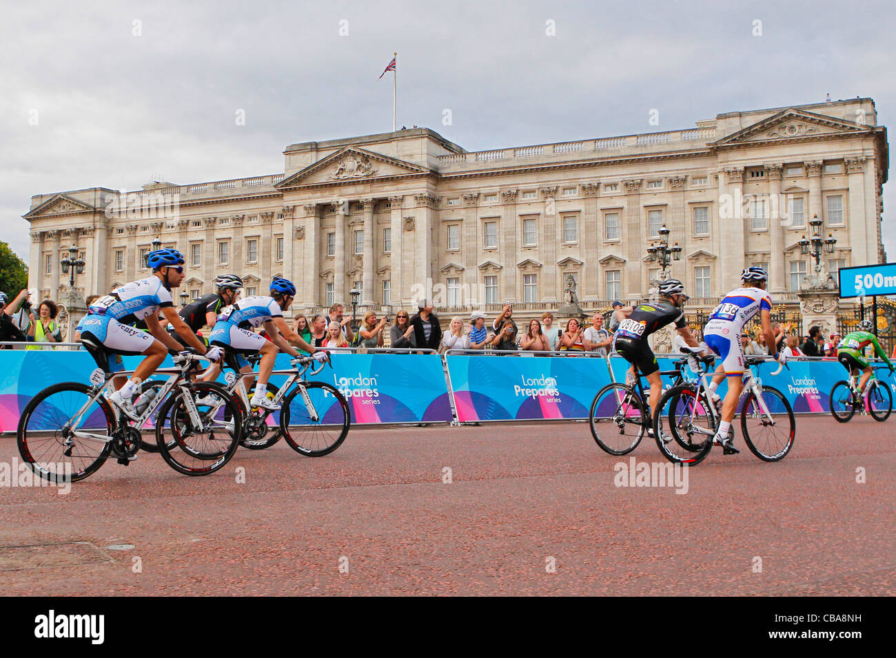 14.08.2011 der London Surrey Zyklus Klassiker. Teil der London bereitet Serie. Fahrer zu nähern Buckingham Palace zu Beginn Stockfoto