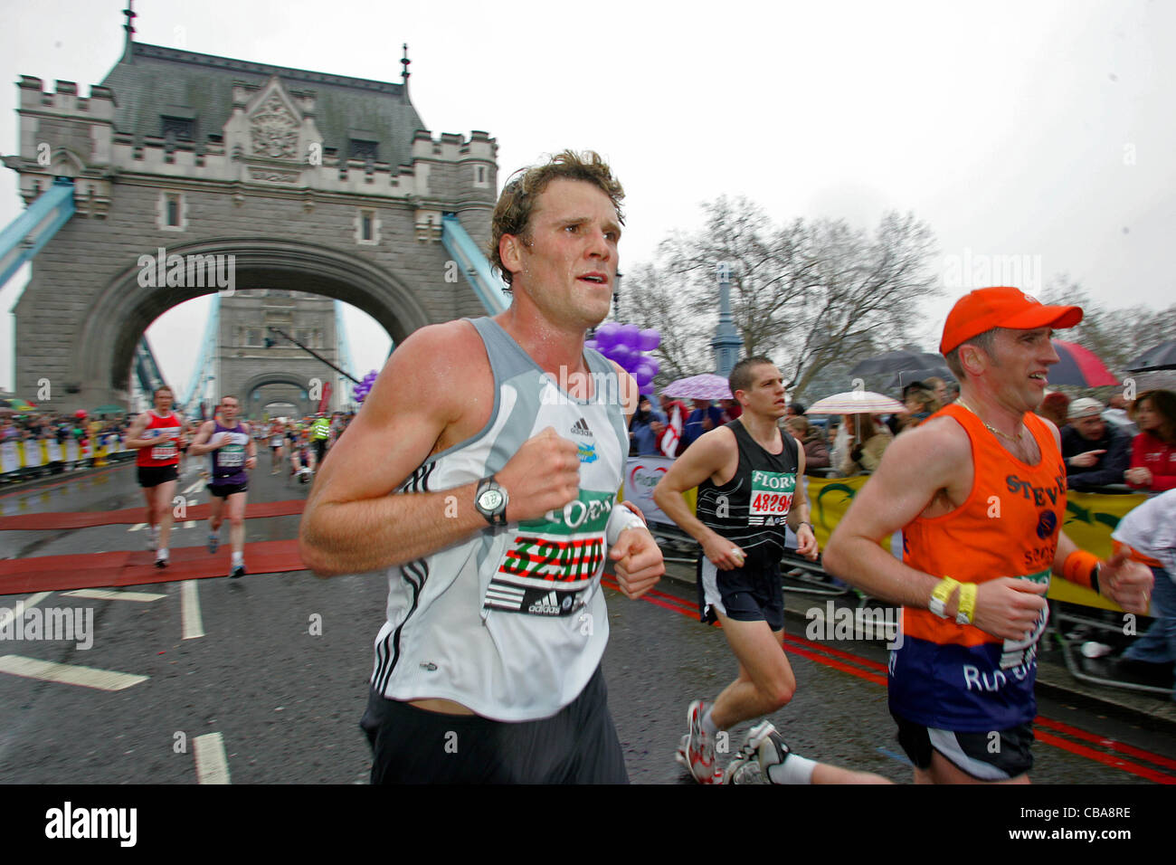 23. April 2006: Olympic Rowing Champion James Cracknell kreuzt Tower Bridge beim Flora London-Marathon. Stockfoto