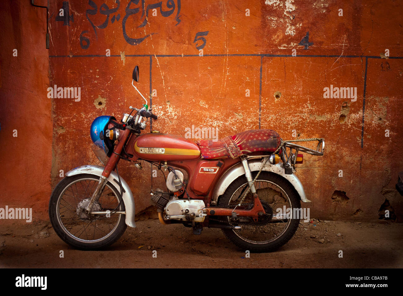 Ein Yamaha 50ccm Schlaganfall zwei luftgekühlte Motorrad lehnte sich gegen  eine Wand in Marokko Stockfotografie - Alamy