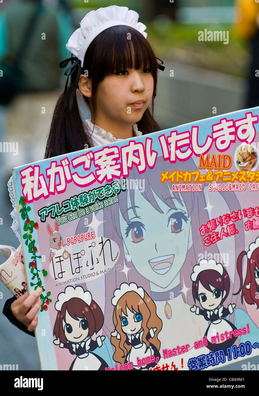 Japanische Mädchen gekleidet wie eine Magd, die Förderung der "Maid Café" in Tokio Japan Stockfoto