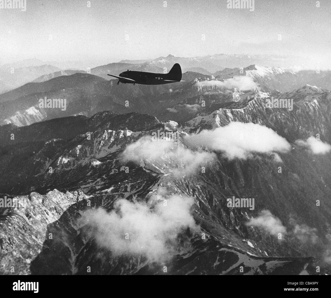Ein Transportflugzeug C46 Commando fliegt über den Berg zwischen China und Birma Stockfoto