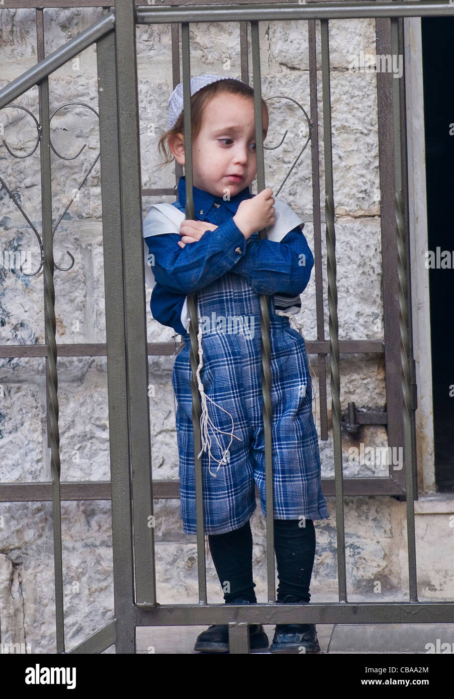 Jüdischen ultra-orthodoxen Kind im Stadtteil "Mea Shearim" in Jerusalem Israel. Stockfoto