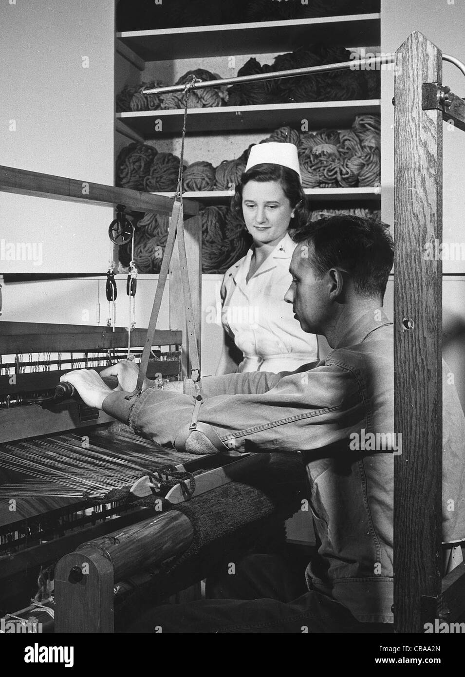 Eine Krankenschwester bewacht ein verwundeter Soldat in Rehabilitationsstation WW11 Amerika. Stockfoto