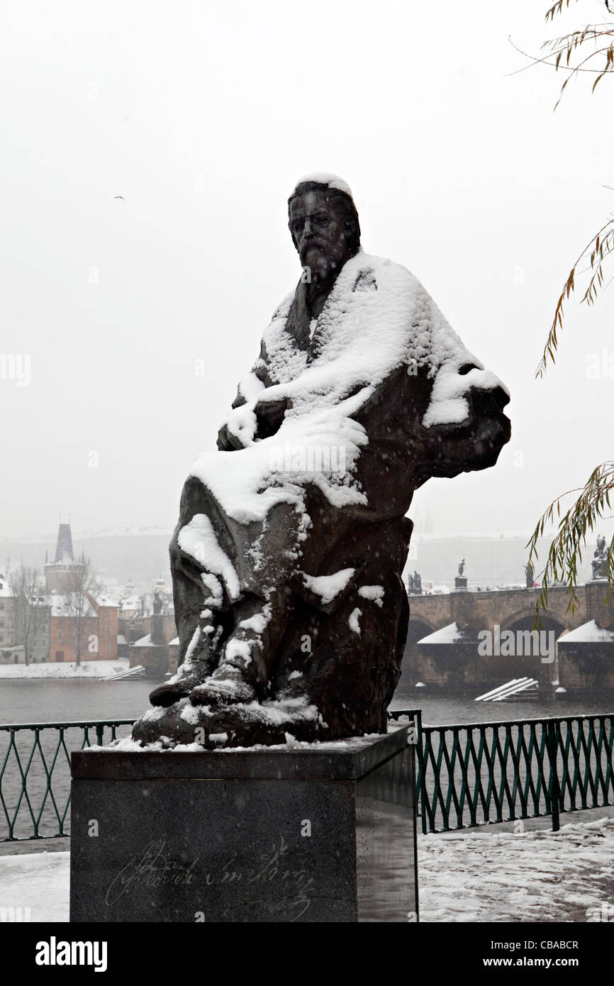 Prag, Schnee bedeckte Statue des tschechischen Komponisten Bedrich Smetana Moldau und Prager Burg im Hintergrund. (CTK Stockfoto