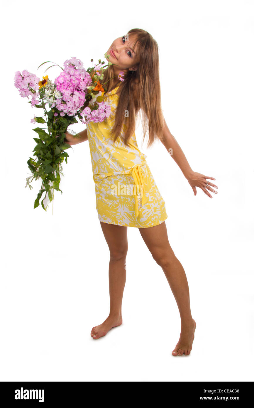 Schönes Mädchen hält einen Blumenstrauß, isoliert Stockfoto
