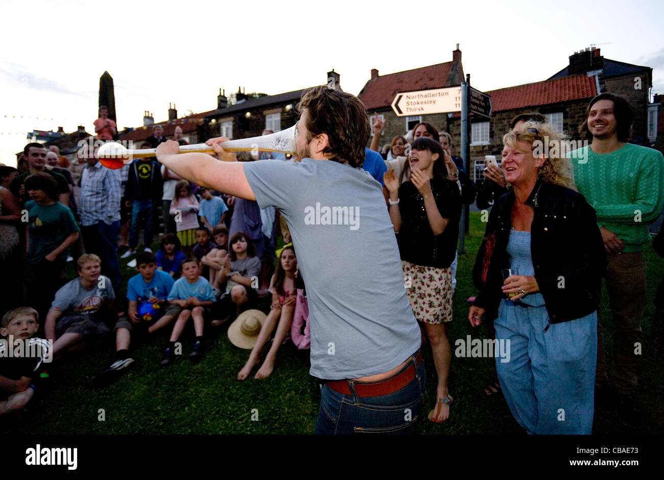 Mann Spiele trinken Yard Of Ale in den Sommermonaten Osmotherley Dorf North Yorkshire England Stockfoto