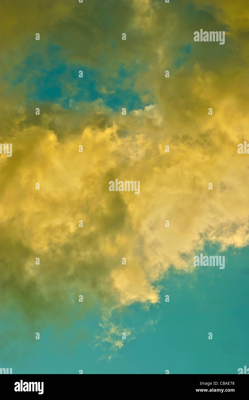 Setzt der azurblaue Himmel mit goldene Wolke als die Sommersonne. Stockfoto