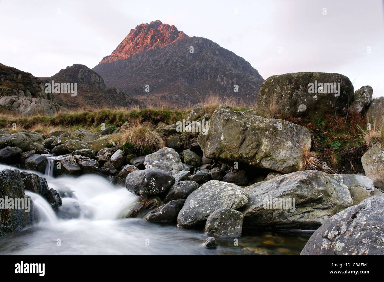 Sonnenaufgang über dem Tryfan, Snowdonia-Nationalpark. Stockfoto