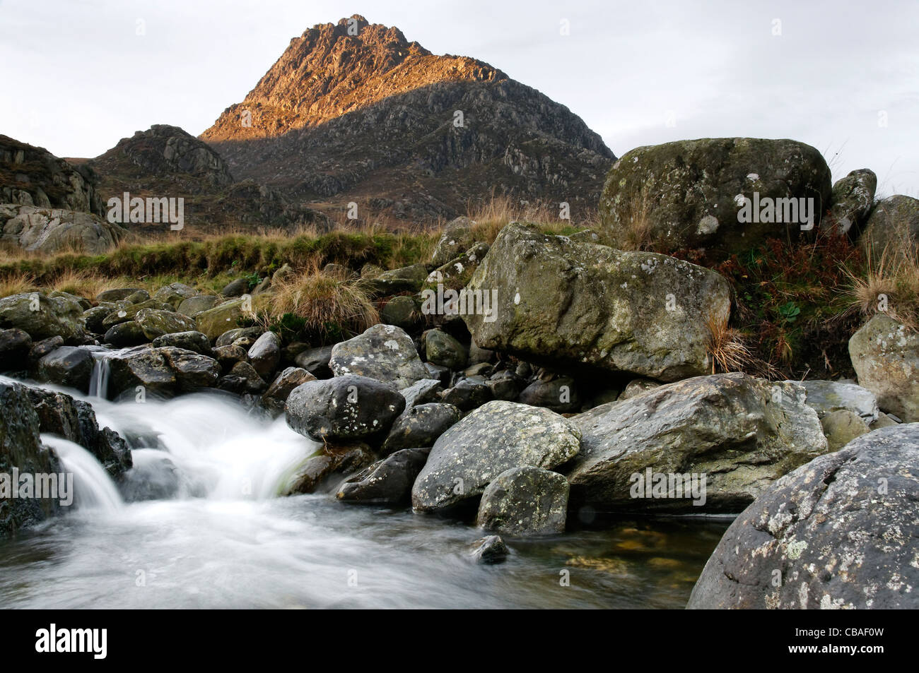 Sonnenaufgang über dem Tryfan, Snowdonia-Nationalpark. Stockfoto