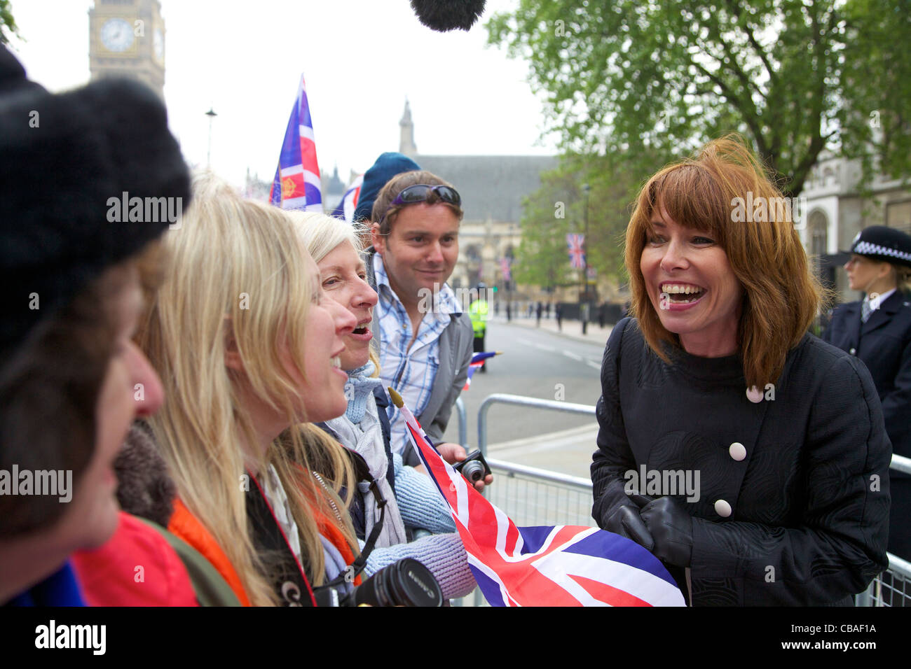 Kay Burley, Sky News TV-Moderatorin, im Gespräch mit Zuschauer außerhalb der Westminster Abbey am 08:00, Ehe von Prinz William und Kate M Stockfoto