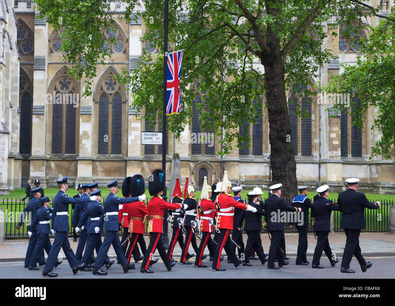 Mitglieder der Streitkräfte ihrer Majestät marschieren außerhalb Westminster Abbey, Ehe von Prinz William, Kate Middleton, Stockfoto