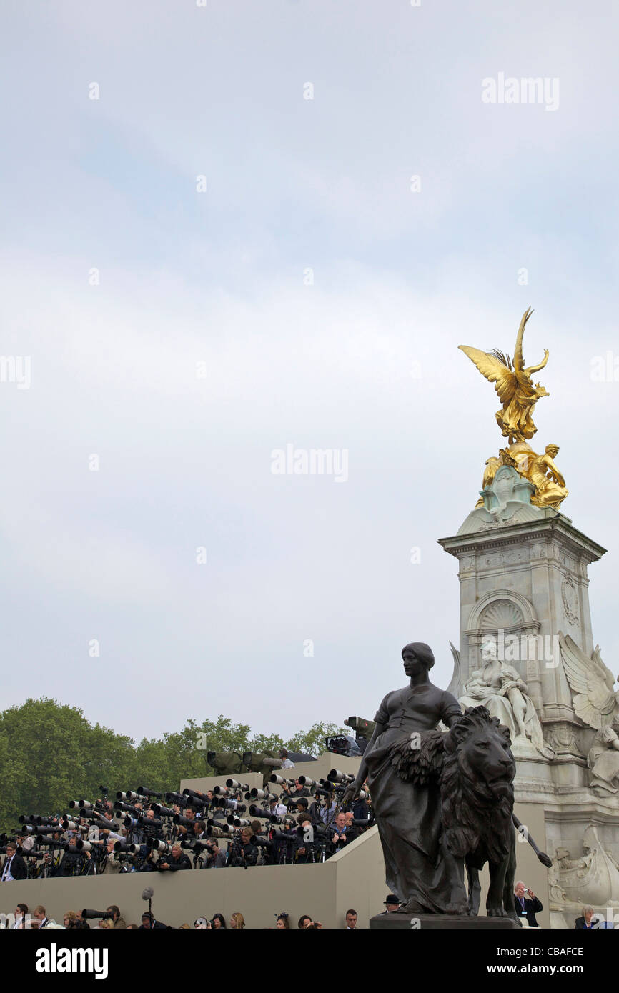 Welt Presse Fotografen Winged Victory Monument vor Buckingham Palast, Prinz William Kate Middleton Hochzeit London Stockfoto
