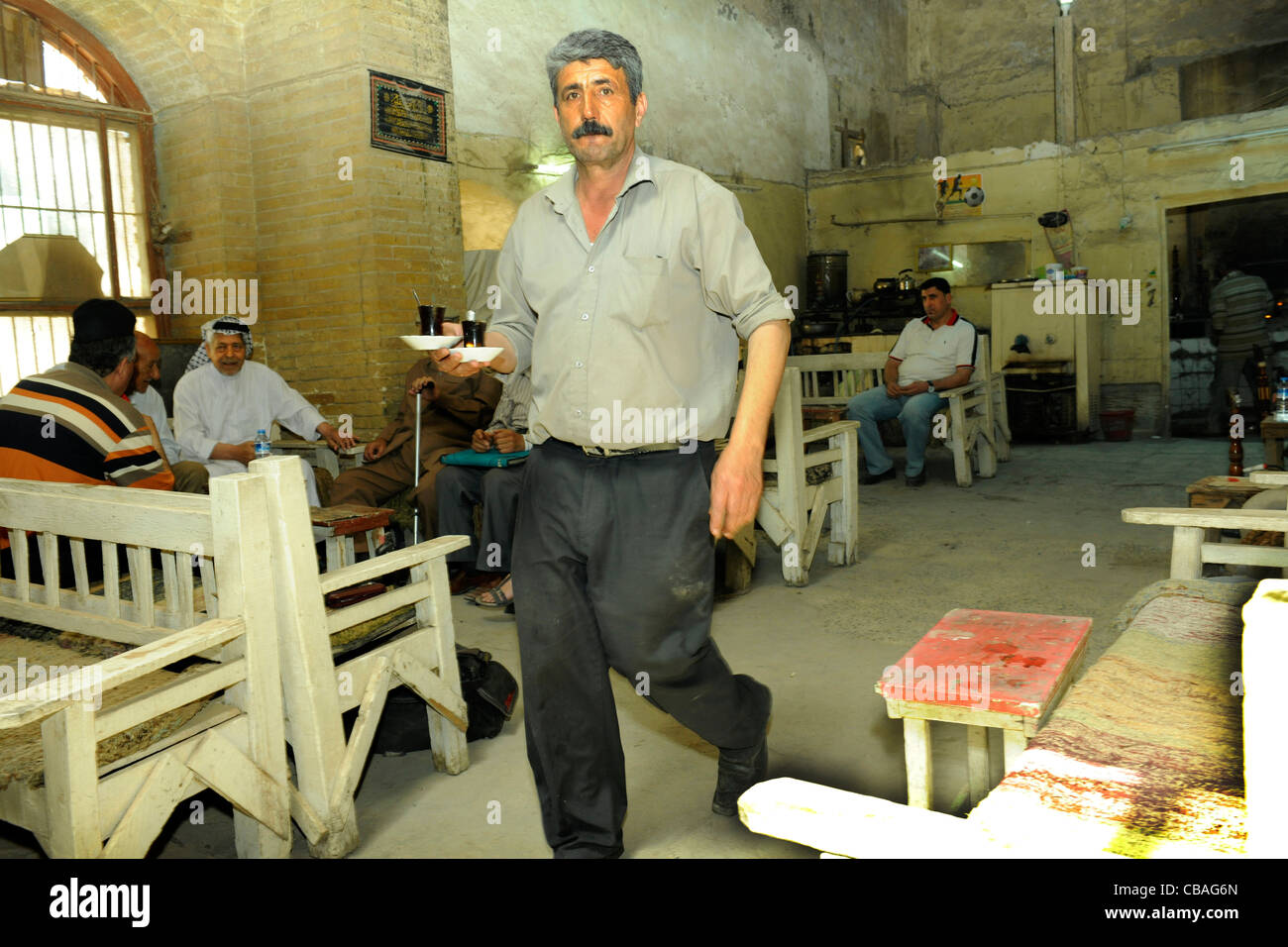 Irak, Baghdad, ein traditioneller Teehaus mit eigenem Eingang in die benachbarten Moschee Stockfoto