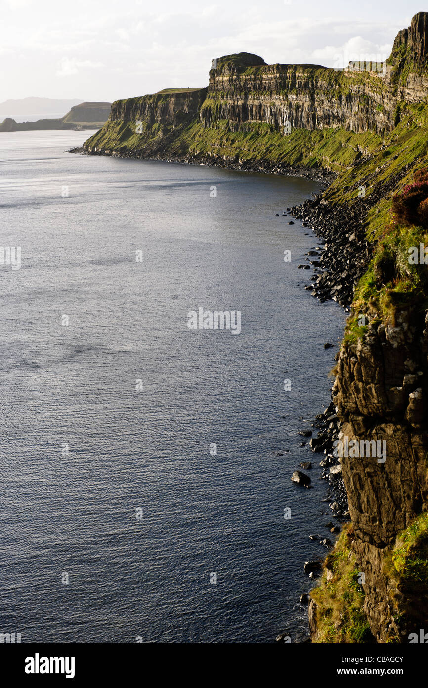 Kilt Rock Wasserfall, Jurassic Küste, Rock Stratas, Sound von Rona & Raasay, Trotternish, Isle of Sky, Schottland Stockfoto