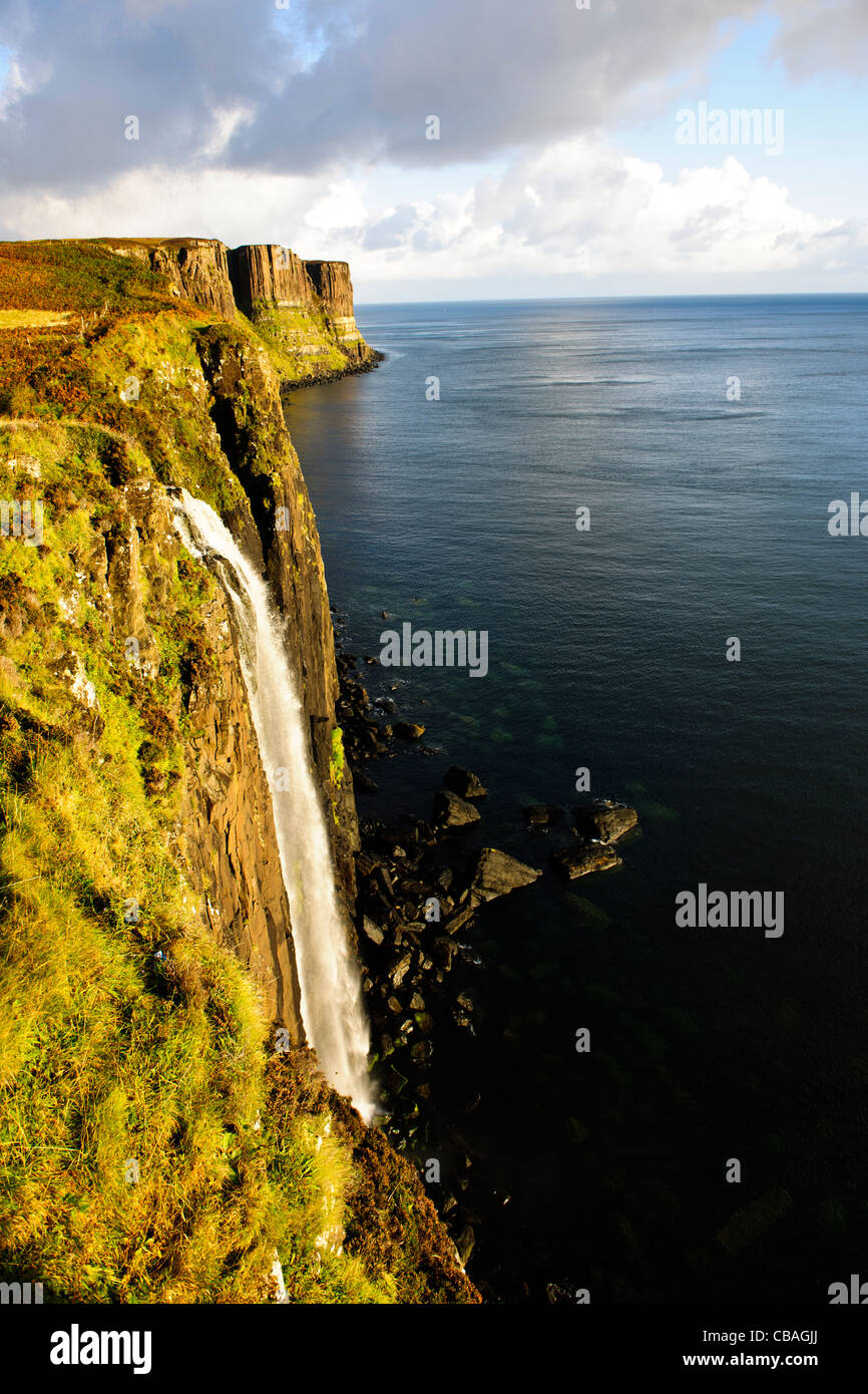 Kilt Rock Wasserfall, Jurassic Küste, Rock Stratas, Sound von Rona & Raasay, Trotternish, Isle of Sky, Schottland Stockfoto