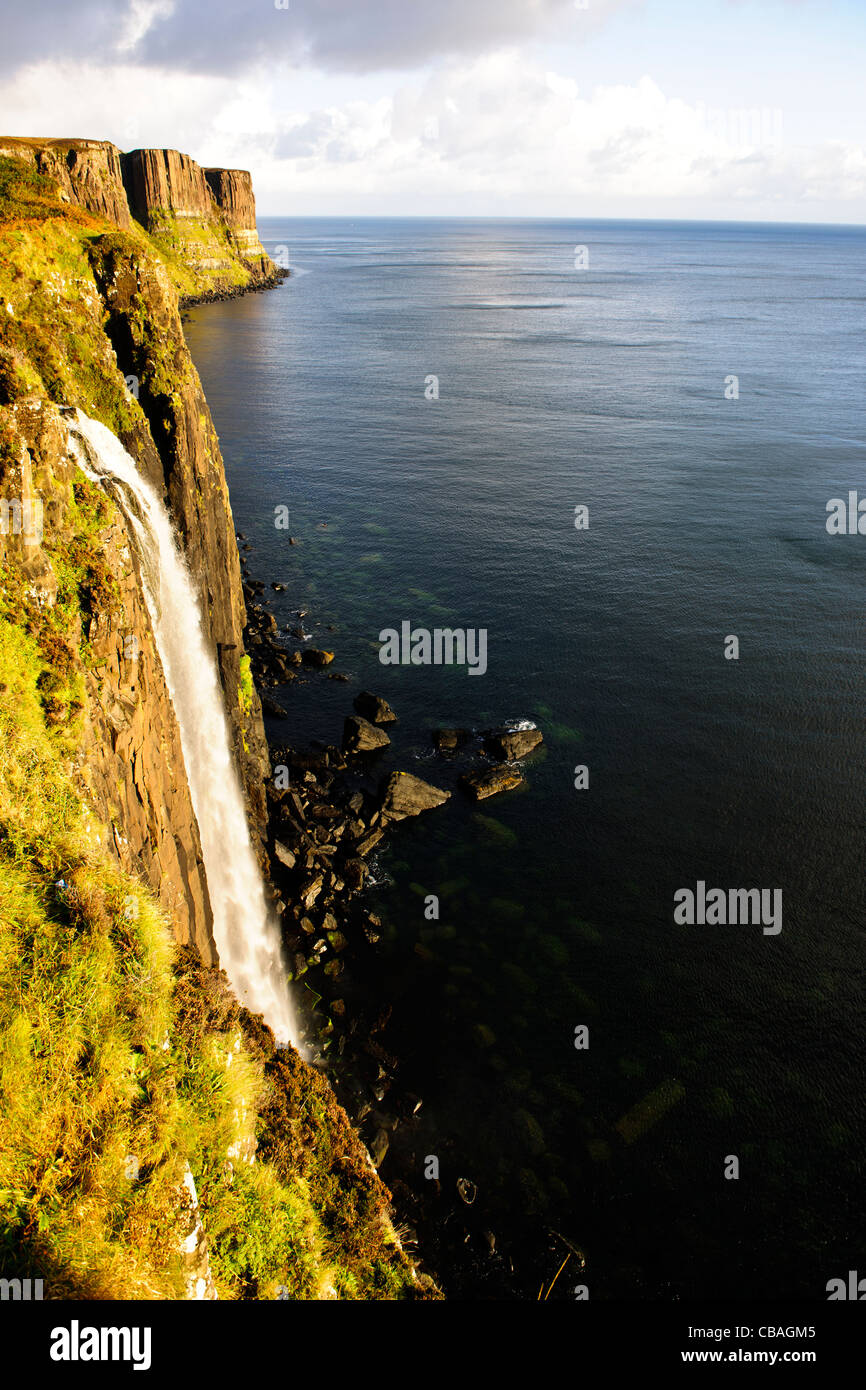 Kilt Rock Wasserfall, Jurassic Küste, Rock Stratas, Sound von Rona & Raasay, Trotternish, Isle of Sky, Schottland Stockfoto