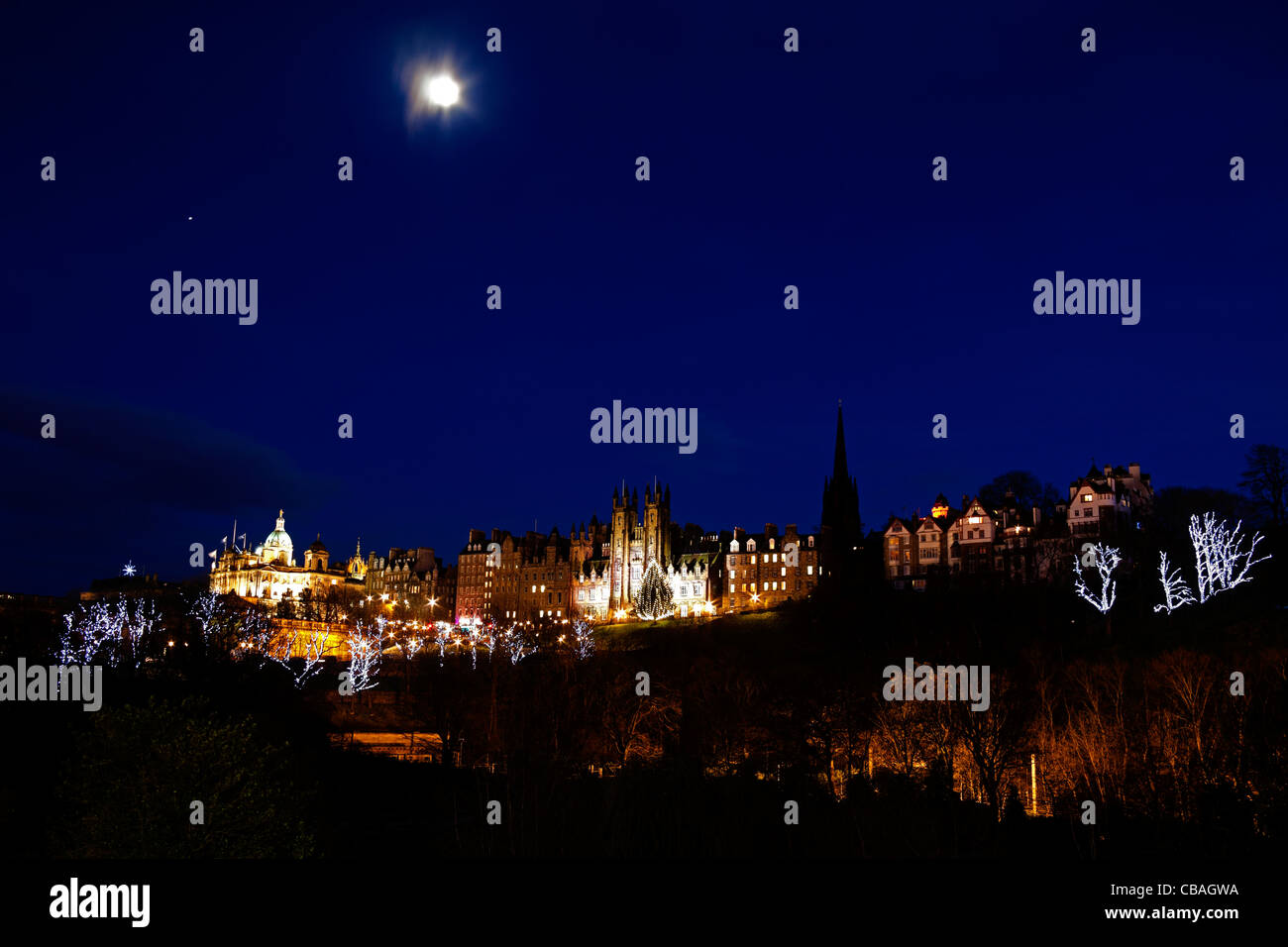 Beleuchtete Edinburgh Mound Weihnachten Schottland Großbritannien Europa Stockfoto