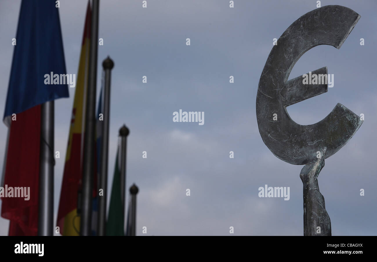 Die Skulptur "Europa" steht vor dem Europäischen Parlament in Brüssel, Belgien. Stockfoto