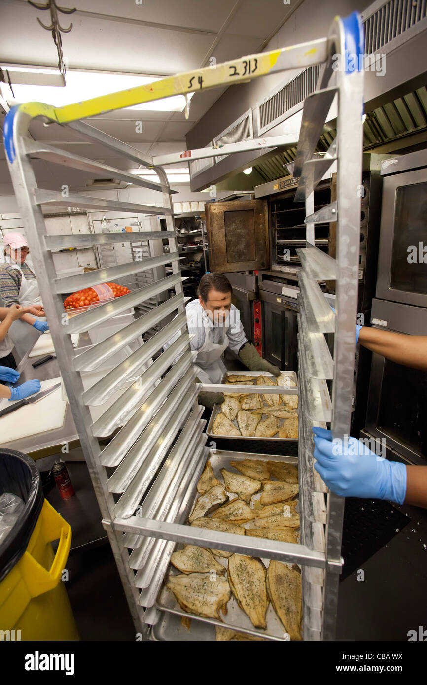 Freiwillige Helfer bereiten Mahlzeiten für Social Service Agenturen bei DC Zentralküche Stockfoto