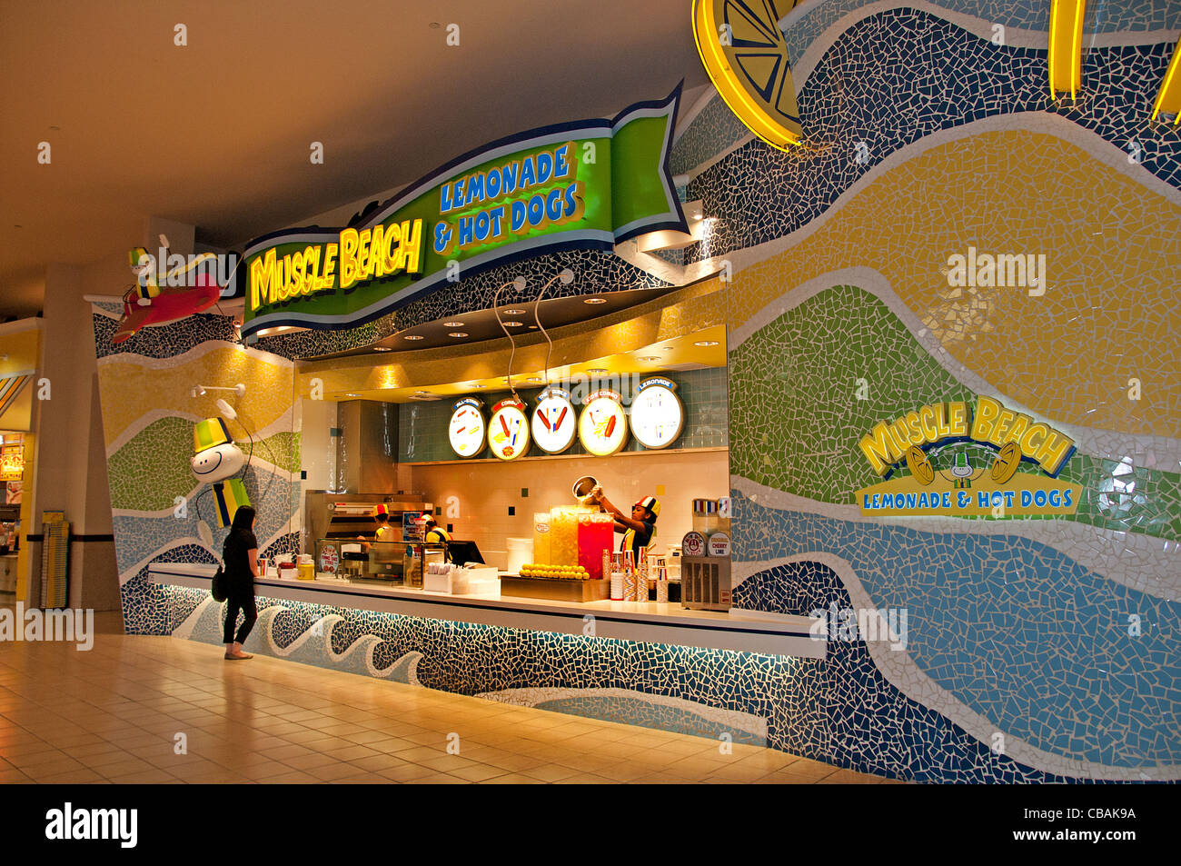 Muscle Beach Limonade Hotdog frischen Saft Orange Fastfood Einkaufszentrum Food Court Vereinigte Staaten Stockfoto